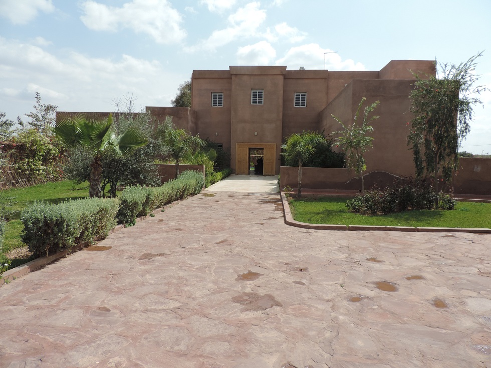 Route de Ouarzazate à proximité  de l’école Américaine, dans un cadre champêtre avec vue imprenable sur l’atlas,  Villa de 450 m2 habitable + 300 m2 de terrasse bâtie sur un parc arboré de 4000m2, 3 suites avec Sdb,  1 grande piscine à débordement,  1 chambre du personnel, villa loué avec 1 gardien/jardinier inclus.