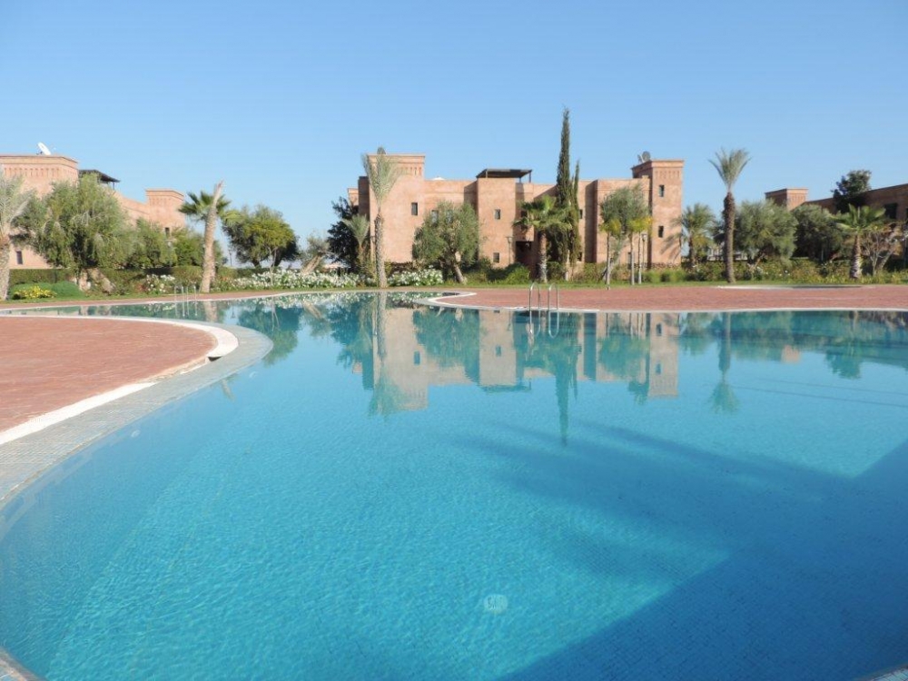 Route de Ouarzazate à proximité de l’école Américaine, dans une résidence golfique avec de multiples Piscines, Villa style Riad de 180 m2 habitable sur 2 niveaux avec terrasse supérieure aménagée et 200 m2 de jardin privatif, 2 suites avec SDB + 1chambre, location meublé à l’année exclusivement.