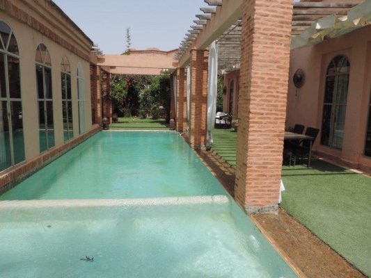 Au sein du prestigieux domaine « Amelkis Golf Resort »  superbe villa moderne 5 suites dont une master suite avec vue imprenable sur l’Atlas, 1 hammam offrant 400 m2 de surface habitable, bâtie sur une parcelle de 1120 m2 de jardin arborée avec piscine + 500 m2 de jardin en jouissance privative, 1 espace atelier/bureau, et1 ch du personnel.  A visiter absolument !!