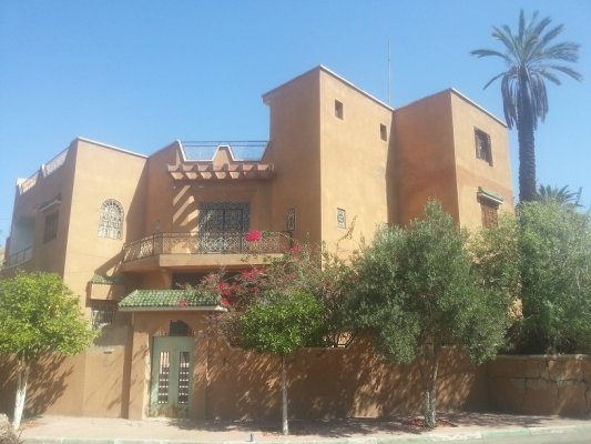 Gueliz,  idéalement placé en direction de la  route de casa, dans un quartier résidentiel calme et sécurisé, Villa  à gros potentiel, R+1, 2 façades avec niveau inferieure, 6 chambres, 520m2 construit sur une parcelle de 469 m2, avec pks et puit