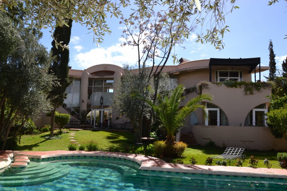 L’esprit « ZEN » au cœur du prestigieux domaine golfique Amelkis , Villa d’architecte contemporaine sur 3 niveaux  de 660 m2 comprenant  4 ch + 2 ch personnel et 1 studio indépendant , bâtie sur une parcelle arborée de 1050 m2 avec piscine privée,  hammam, salle de sport et salle de  cinéma.