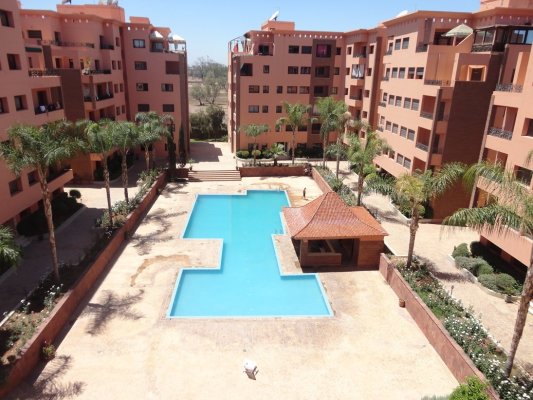 Au cœur d’hivernage au 3 éme étage d’une résidence de standing avec piscine, lumineux appartement traversant  d’une superficie de 182m2 habitable, 4 chambres avec deux balcons vue piscine et  oliveraie, place de parking au s-sol