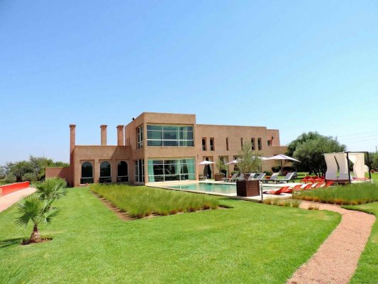  BAB ATLAS  au sein du secteur le plus recherché de la palmeraie, superbe villa de maitre aux lignes épurée empreinte de modernité  800 m2 de surface utile bâtie sur un parc de 12 000 m2 , 6 suites dont une master suite de 70 m2 , piscine intérieure chauffée , grande piscine extérieure, hammam, 1 court de tennis et 2 chambres du personnel 