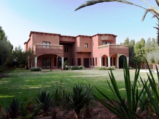 Dans le prestigieux quartier de la Zone Hôtelière de l'Agdal Très belle villa neuve de style contemporain  , 7 suites  et 2 chambres, 1 hammam beldi, sauna, piscine privative, 1 appartement privatif, sur une parcelle arboré de  2750 m². A visiter absolument.
