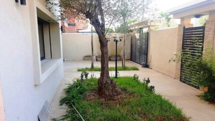 Bab Ighli, idéalement situé  sur l’avenue Mohamed 6 à moins de 5 minutes de l’hivernage et à proximité du domaine golfique « prestigia Golf city », villa individuelle neuve de 440m² habitable  sur 2 niveaux avec 4 chambres + 1chambre pour le personnel, bâtie sur une parcelle de 350 m2 avec espace jardin et piscine