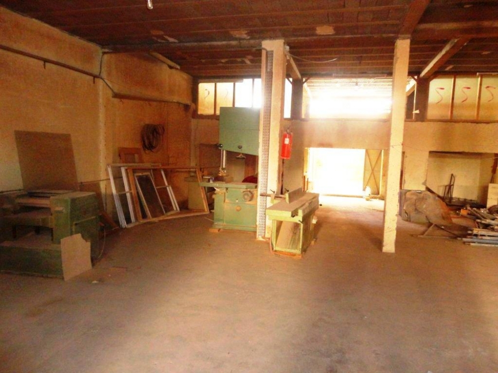 Hay Al Massar, zone industrielle de Sidi Ghanem à moins de 15 mins du centre-ville proche toutes commodités, Immeuble titré R+2 comprenant un atelier commerciale de 297 m2 + 30m2 de mezzanine, 2 appartements 4chs de 237m2 habitable chacun et terrasse sup de 229 m2 soit 760m2 habitable, idéal investissement commerciale.