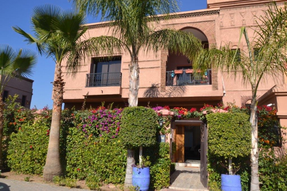 TARGA, à moins de 10 mins du lycée français Victor Hugo dans une résidence sécurisée, villa aux finitions soignées,  5 chambres  dont une suite parentale offrant une superficie  habitable de 316 m2 le tout  bâti sur une parcelle de 380 m comprenant un jardin  avec 1 piscine, ect …