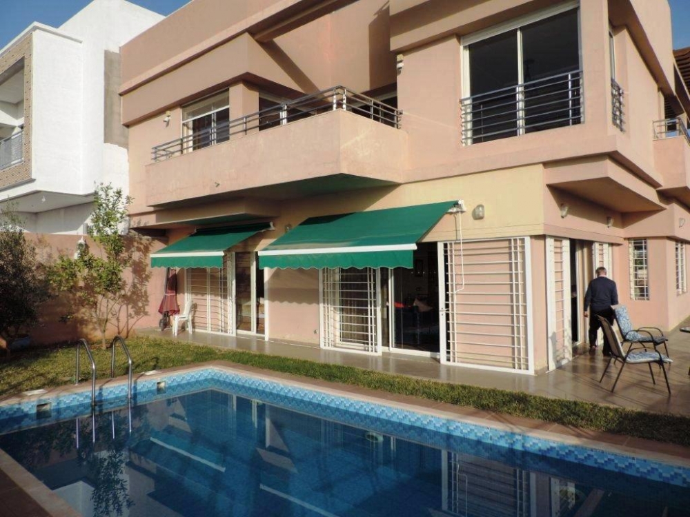  Route de Tahanaout à moins de 20 mins du centre-ville de Marrakech au sein du domaine golfique «  Argan Golf Resort »  villa 4 chambres contemporaine 3 façades avec une situation exceptionnelle en front de golf, offrant une superficie habitable de 300 m2 sur 2 niveaux le tout  bâtie sur une parcelle de 412 m2 + 300 m2 terrain en jouissance privative avec jardin et piscine et garage. 