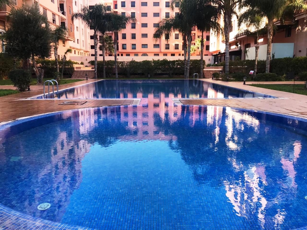 Gueliz, au cœur du centre-ville de Marrakech au troisième étage d’une résidence de standing sécurisée avec piscine et espace jardin, lumineux appartement de 83 m², 2 chambres dont une avec terrasse, place de pk commune au s-sol