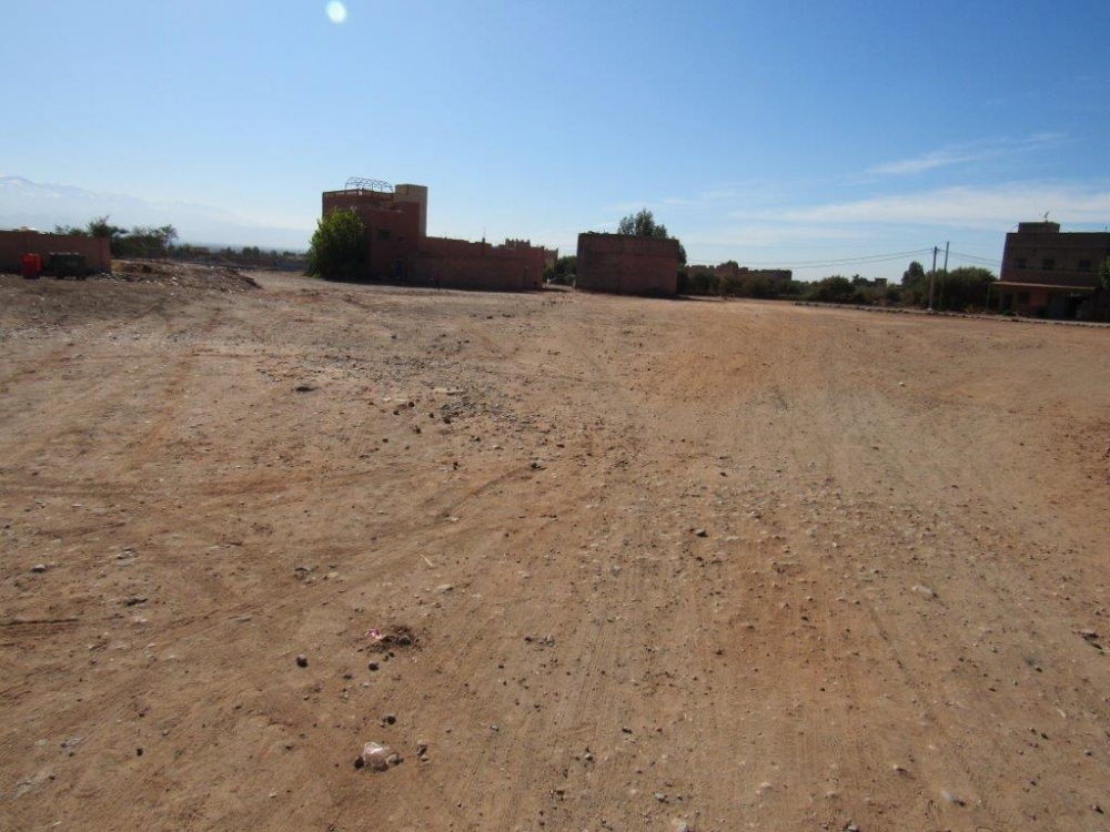 Klm 23 route de Ouarzazate, à 40 mins du centre-ville, Terrain titré et cadastré de 4014 m2 en bordure de route proche toutes commodités, raccordement eau communale et raccordement électrique à l’ONE en bordure du terrain, plan de construction autorisé sur zone.