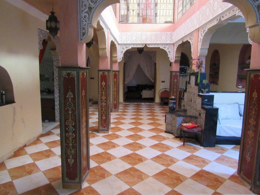 Sidi Youssef Ben Ali limitrophe Bab Ghmat à 15 mins à pieds du Palais Bahia, grand Riad Familial titré de 6 chambres, 144 m2 au sol, avec plus de 270 m2 de surface couverte sur 2 niveau et 1 surface commerciale au rez de chaussée sur la façade, Travaux de rénovations et aménagements à prévoir ! Idéal investissement locatif ou projet commerciale.